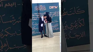 أنا لي أم  بل لي وطن        يعشقها قلبي ويهواها يجفوني الناس فلا أ عني        ما دمت جديرا  برضاها دندنها