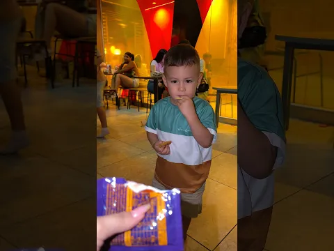 Cuándo llevas a tu hijo a comer a McDonald’s pero le llevas en una tacita el Almuerzo 😂😂￼￼