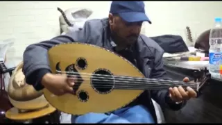 الفنان عبدالرحمن الشومر تقاسيم اثناء اداء اختبار العود بالقاهرة 