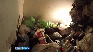 Омичи пожаловались на соседа, который устроил свалку в квартире