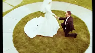 اتمنى روحي سنسال وراس سنسال قلادة مرة تجي علا صدر ومرة علو سادة 