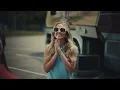 Lainey Wilson – Hang Tight Honey (Official Music Video)