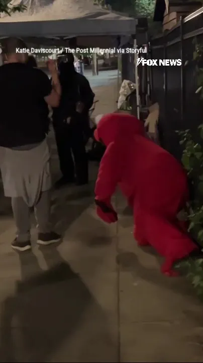 MUPPETS ON ‘ICE’: Prankster wearing an Elmo costume showed up at an anti-ICE protest #shorts #usa