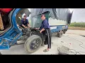 The girl repairs and restores a truck that had a problem in the middle of the road.