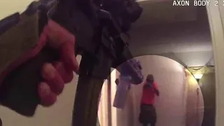 ضابط شرطة يتلقى رصاصة في صدره لكنه يعاود النهوض لاطلاق النار م ترجم 