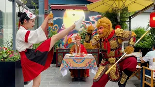 本来想开瓶，没想到弄了大圣一身，幸好我跑得快！😢😂#全网最帅开瓶猫 #汉服hanfu