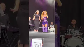 رقص بنت عراقية مع مريام فارس على المسرح 