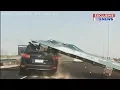 Download Lagu Sign crushes moving car on Australian freeway