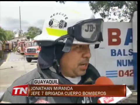 Cuerpo de Bomberos controló incendio en fábrica de balsa