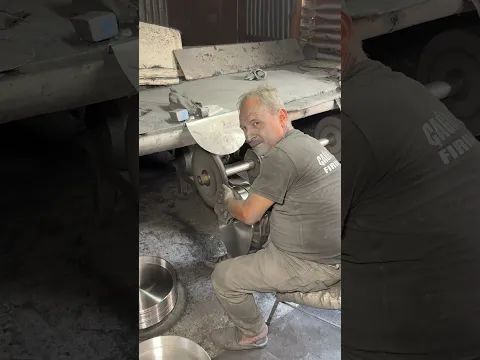 Bir metal parçasının ustanın elinde nasıl parladığını izleyin
