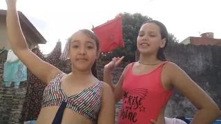 بنات صغيرات بالمسبح  بنات صغيرات بالمسبح