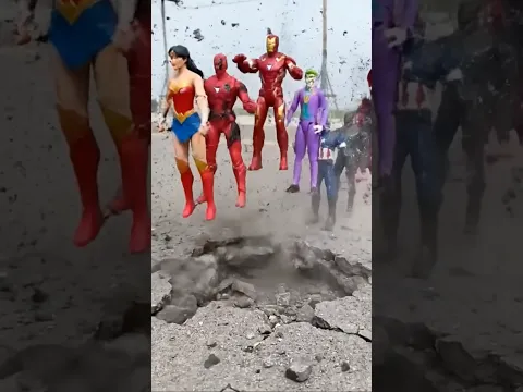 SALIERON SUPERHÉROES DEL HUECO ATACA SPIDERMAN