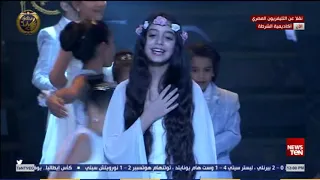 طفلة تبهر الرئيس السيسي بـ أغنية في حب مصر بـ إحتفالية عيد الشرطة 