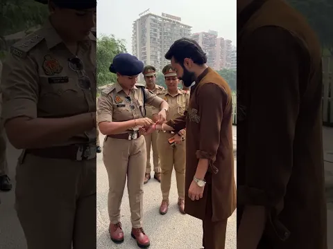 ரக்ஷா பந்தன் அப்ப ராக்கி கட்டி விட்ட போலீஸ்அதிகாரிகள் #shorts #humanity #kindness #respect