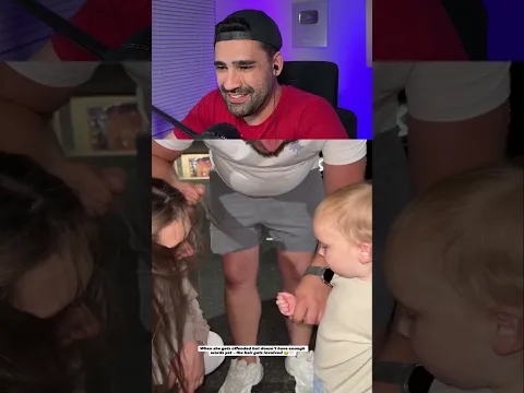 Bebê que segura o cabelo