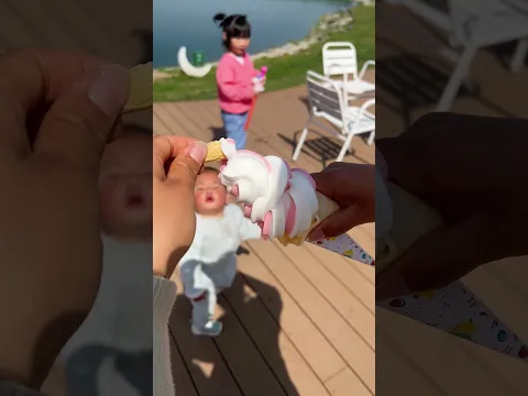 She shared her ice cream with her brother 🍦