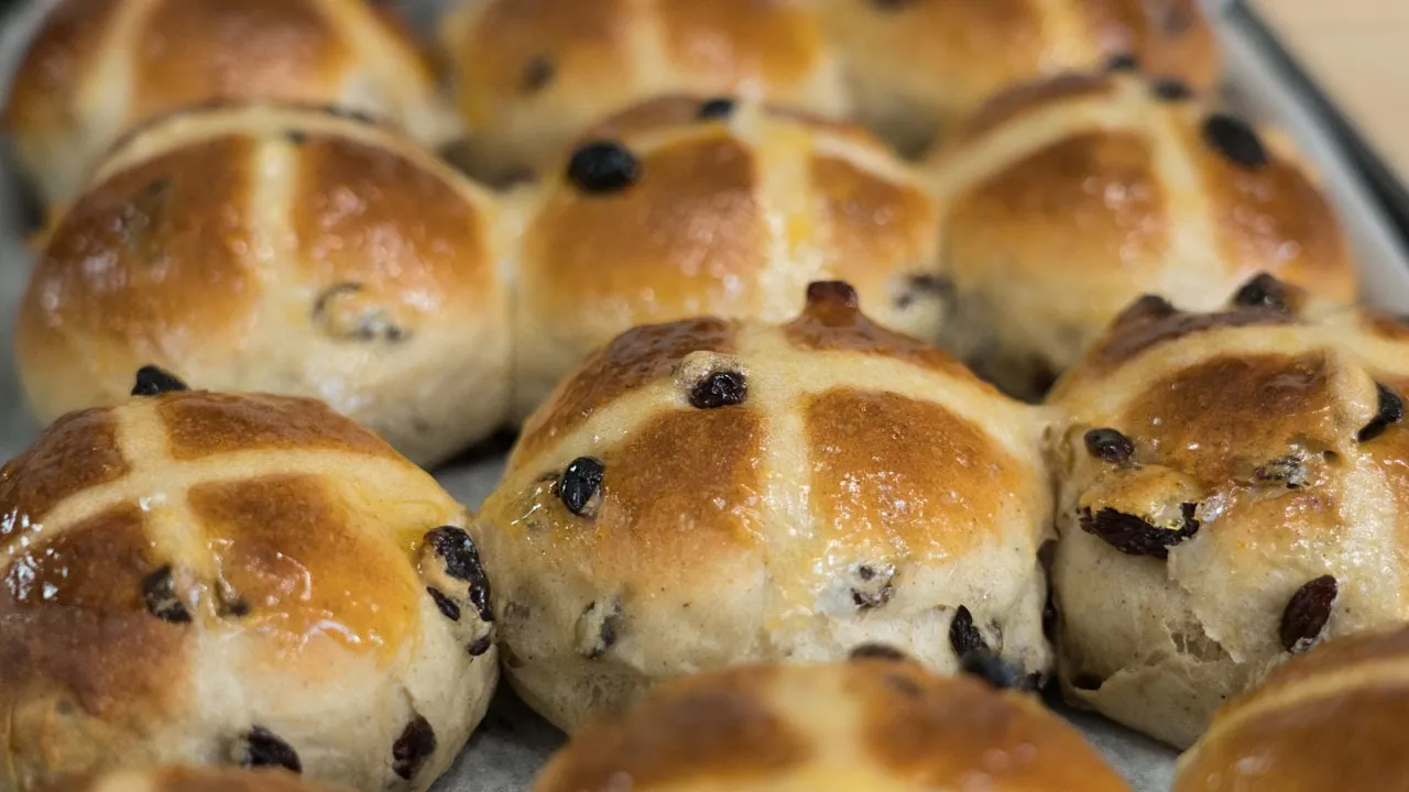VEGAN HOT CROSS BUNS | Easy & GF option. 