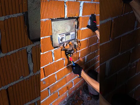 Builders Found a 10-Year-Old Safe While Demolishing a House… What’s Inside Is Shocking!