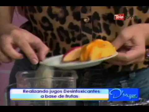 Realizando jugos desintoxicantes a base de frutas