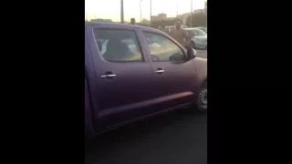 مواطن مستهتر يهرب من رجال الأمن 