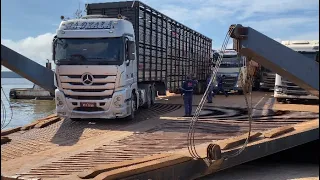 Carretas brutas saindo dessa balsa gigante travessia da balsa rio tapajós