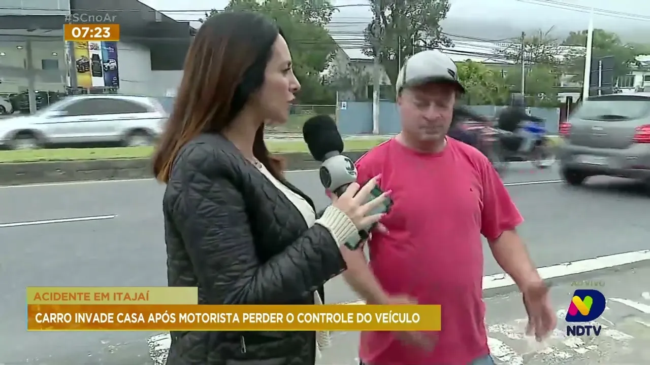 Carro perde o controle do veículo e invade casa em Itajaí