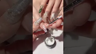 شاهد إبداع رسم الورود علي الاظافر 