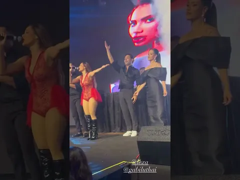 Gabi Luthai dançando no palco do aniver do Alberto no show da Lexa