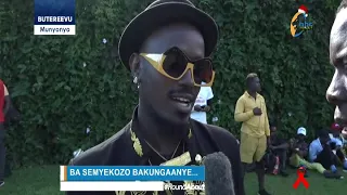 basemyekezo bakungaanidde e munyonyo ku speke ku vidiyo shoot ya semyekozo