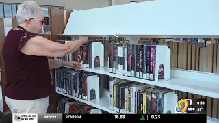 Library staff and volunteers moves 50 000 books from Ladd Library to new Busse Branch