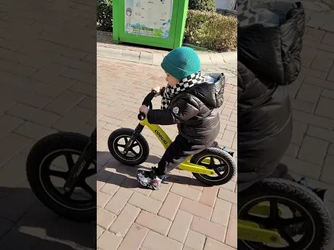 今天姐倆被欺負了,我教育他們如果別人不用手動手你不能打別人,如果別人打你一定要給我打回去,也許你們覺得不對,但我覺得自己沒錯。#萌娃騎車 #人類幼崽成長計劃 #記錄美好童年