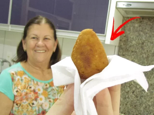 VÓ LURDES E A FAMOSA COXINHA DE FRANGO