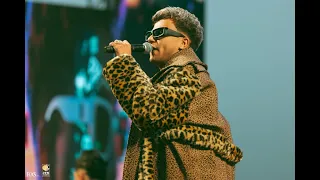 وسط دموع وجراح    عصام صاصا من فان داي طلاب جامعة القاهرة لايف دندنها