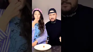 أخ وأخته يتشاركان الآيس كريم بطريقة ممتعة            دندنها