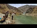 . 🎣 Fishing in the middle of the river | Dangerous crossing of rocks
