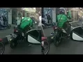 Download Lagu Sopir Ojek Online Asyik Joget saat Lampu Merah, Bikin Pengendara Lain Tebak Lagu