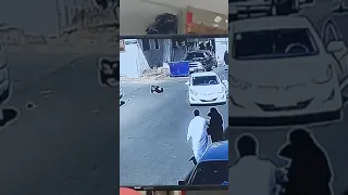 شاهد امرأة تقود سيارة تصدم امرأة في احدى طرق السعودية 