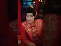 女孩鬼鬼祟祟地趴在車頂上，沒想到下一秒她竟指示女僕打暈眼前的帥哥，裝進麻袋裡拐回家當夫君！