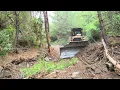 Download Lagu NIEUWE WEGVORMING IN GROENE BOSSEN EN DICHTE BOS- EN ROTSACHTIGE REGIO MET BULLDOZER