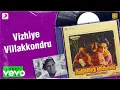 Download Lagu Thazhuvaadha Kaigal - Vizhiye Villakkondru Lyric | Vijayakanth, Ambika | Ilaiyaraaja