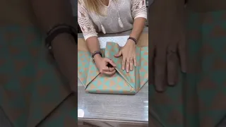 طريقة تغليف الهدايا باحتراف وبطريقة سهلا 