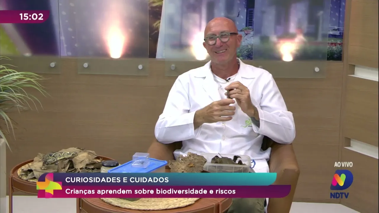 Biólogo ensina crianças sobre cobras, aranhas e anfíbios