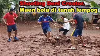 seruuu shooting deni creator main bola di lapangan becek dan diguyur hujan 