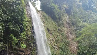 dinginnya mandi di air terjun lembah harau