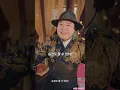 가난한 청년은 매일 미모의 아내만 쳐다보다가 아내에게 집에서 쫓겨났다. 그녀는 모르게 그는 우연히 첩보 시스템을 각성하고 수련 실력이 급상승하며 역전하게 된다.