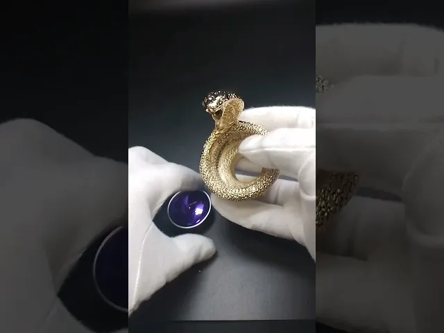 Видео-обзор Подсвечник 'Кобра символ 2025', позолота