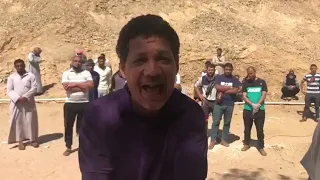 فيديو يدمي القلب لعشرات المصريين العالقين بميناء ضباء السعودي منذ ٢٥ مارس الماضي دندنها