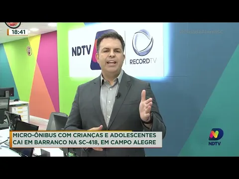 Micro-ônibus escolar cai em barranco na SC-418