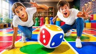 Nastya y Artem Juegan un Juego Gigante! Desafíos Locos