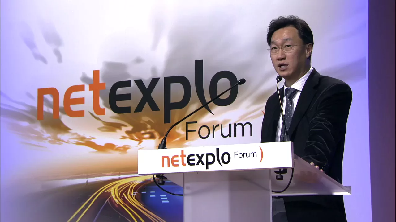 Netexplo AWARD WINNER 2016 - Micro-swimmer Robot (Part 1)